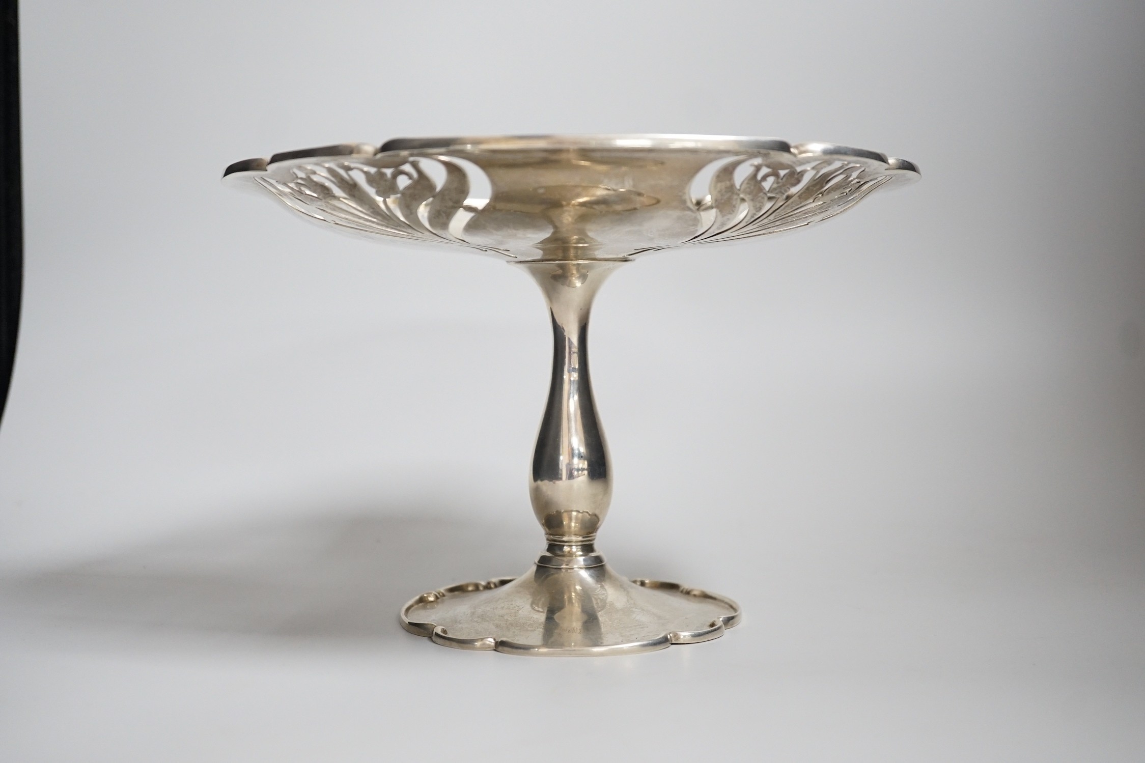 An Edwardian Art Nouveau silver tazza, Sibray, Hall & Co Ltd, London, 1901, height 15cm, 17.5oz.